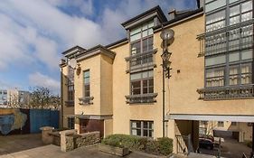 Next To The Palace And Royal Mile With Parking